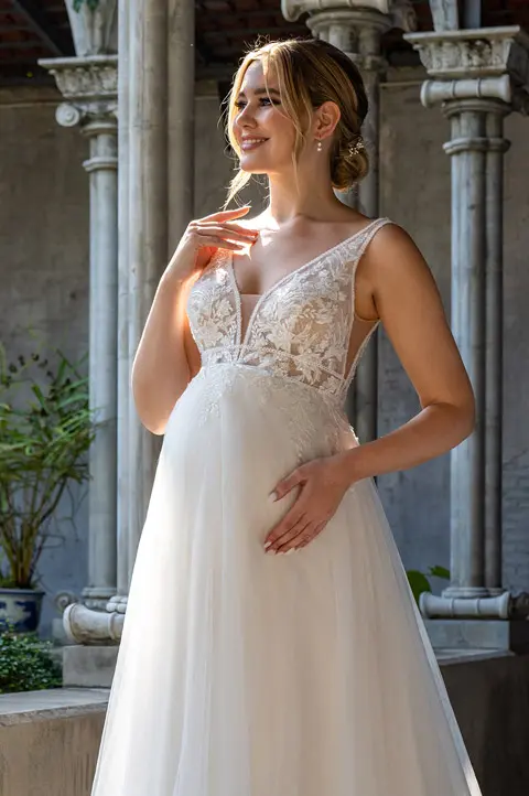 Schwangere Braut in elegantem Umstandsbrautkleider bei Marion Häuser