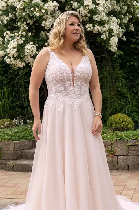 Kurvige Braut in einem eleganten Plus Size Kleid aus der Kollektion von Marion Häuser